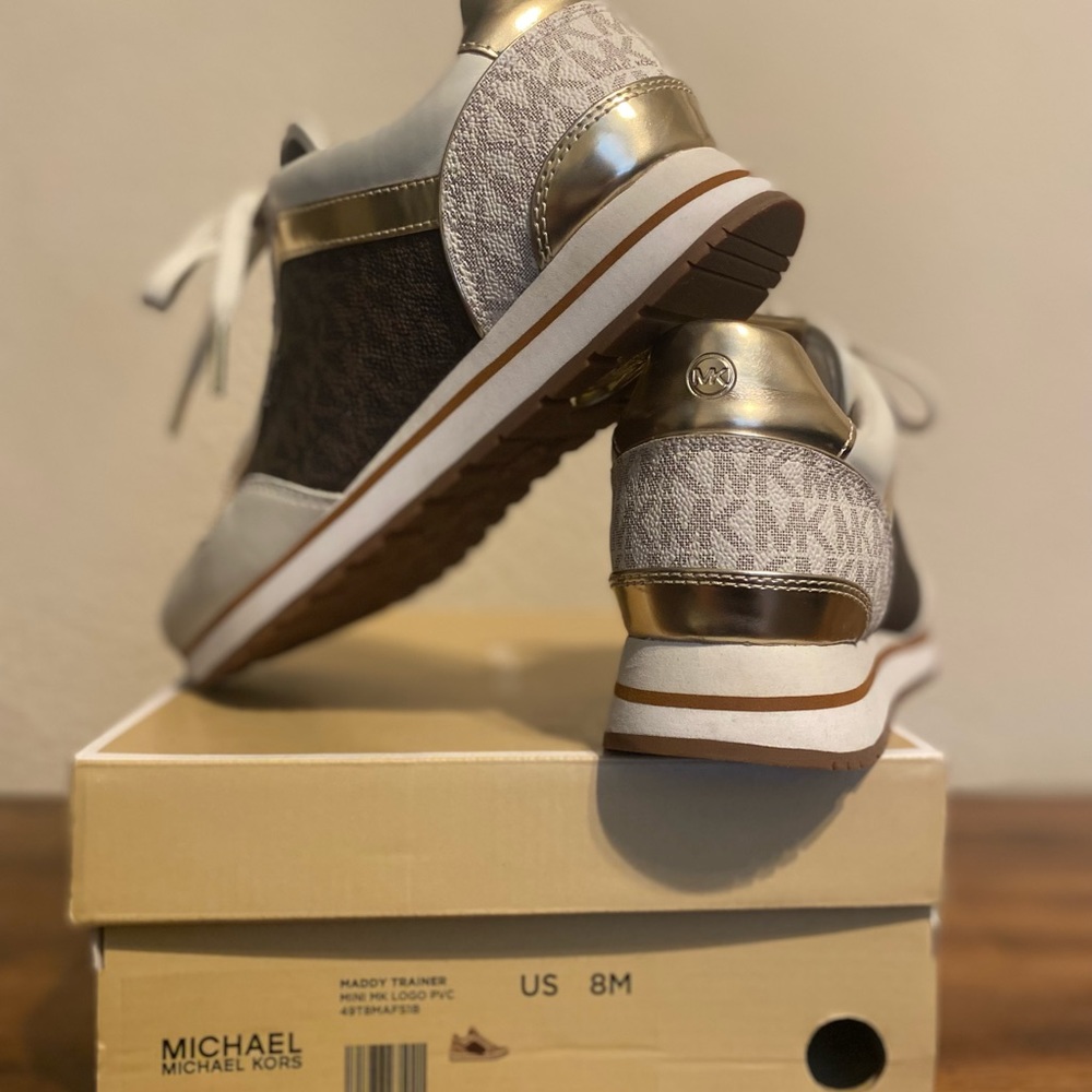 Women’s Micheal Kors Maddy Trainer Size 8M color Vanil/ Brown